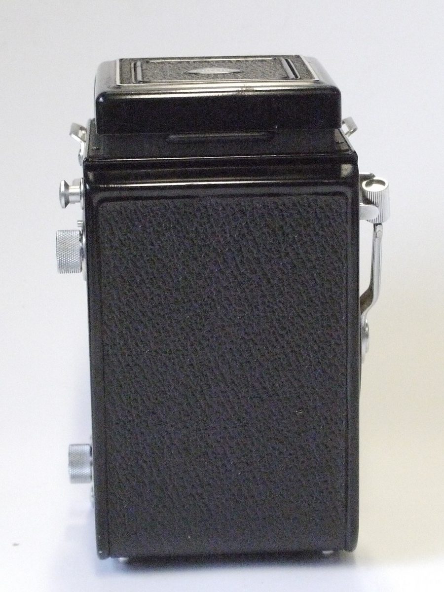 mwclassiccameras-20230303-47 Minolta Autocord TLR with 75mm f3.5 Rokkor lens in Optiper-MVL shutter