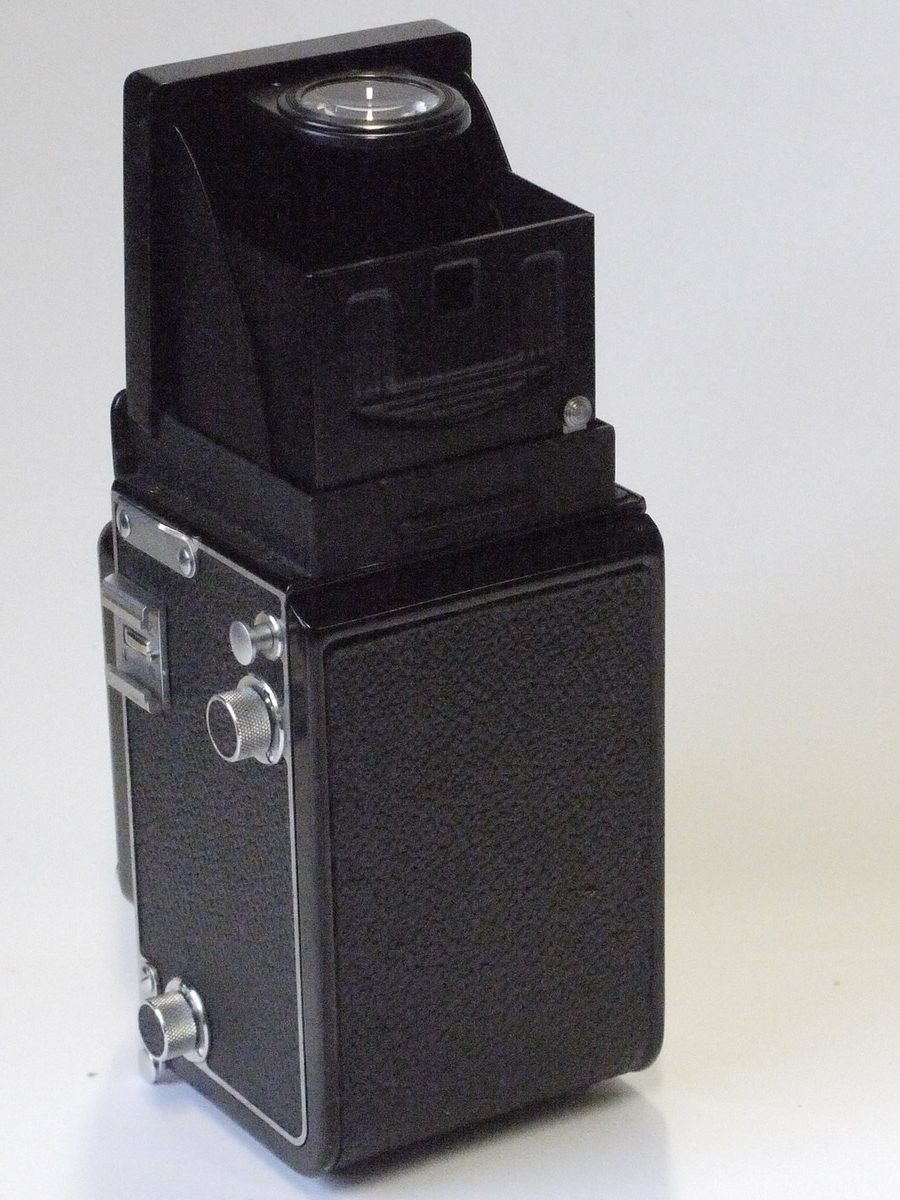 mwclassiccameras-20230303-50 Minolta Autocord TLR with 75mm f3.5 Rokkor lens in Optiper-MVL shutter