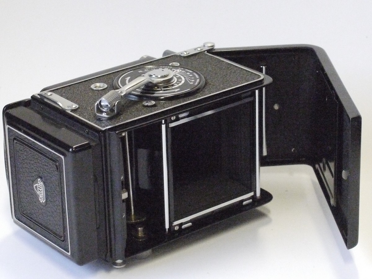 mwclassiccameras-20230303-52 Minolta Autocord TLR with 75mm f3.5 Rokkor lens in Optiper-MVL shutter