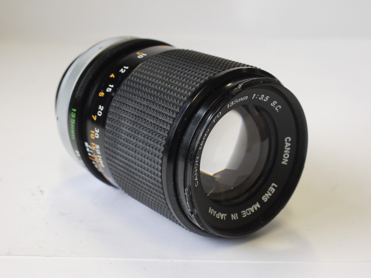 mwclassiccameras-20230414-159 Canon 135mm f3.5 manual focus FD breechlock mount lens + BT-55mm lens hood & rear cap