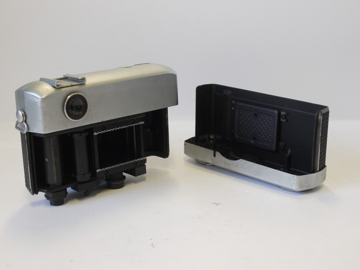 mwclassiccameras-20230420-131 Werra Matic Black & chrome 35mm selenium metered coupled rangefinder camera with 50mm f2.8 Tessar interchangeable lens + ereversible lens hood, front cap & Original instructions