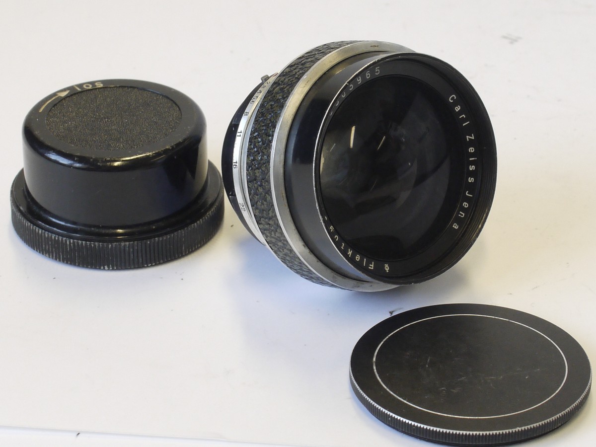 mwclassiccameras-20230420-148 Carl Zeiss Jena 35mm f2.8 Flektogon lens for Werra 3/4/5/Matic. With OLIVE GREEN Covering + caps