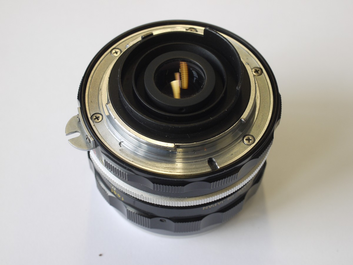 mwclassiccameras-20230505-108 Nikon 35mm f2.8 Nikkor-S black & chrome manual focus PRE-AI lens with scalloped focusing ring + Nikon front cap, keeper case & box
