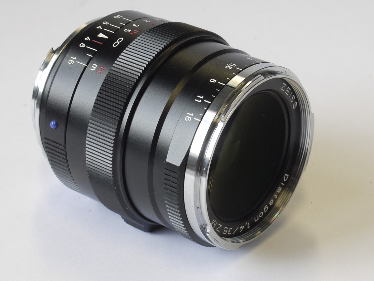 mwclassiccameras-20230505-76 Zeiss 35mm f1.4 Distagon ZM T* Leica M lens + Zeiss bayonet metal lens hood & Zeiss caps