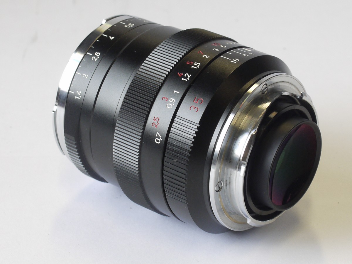 mwclassiccameras-20230505-77 Zeiss 35mm f1.4 Distagon ZM T* Leica M lens + Zeiss bayonet metal lens hood & Zeiss caps