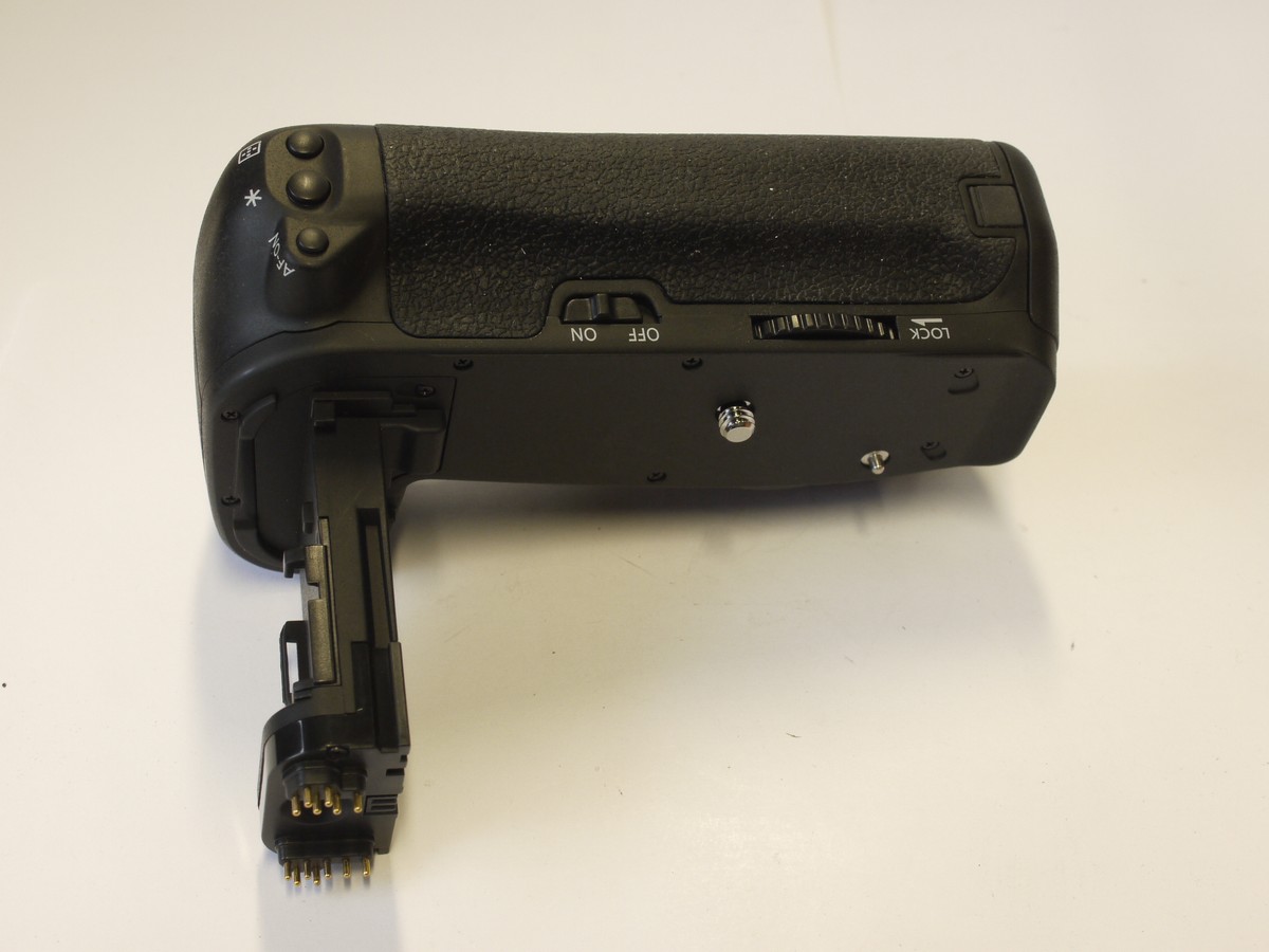 mwclassiccameras-20230512-153 Neewer BG-E13 Battery Grip for the Canon EOS 6D with two AA Battery inserts, instructions & makers box