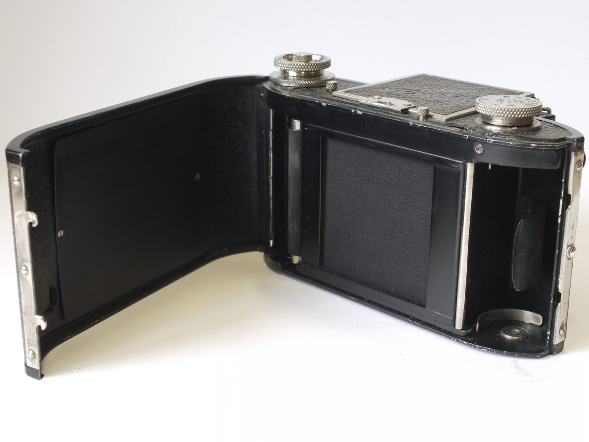 mwclassiccameras-20230526-21 Noviflex 6x6 SLR c1934, 1st Model (Made by Eichapfel Dresden) with focal plane shutter, folding sports finder & 7.5cm f3.5 Victar fixed lens & original brown carrying case