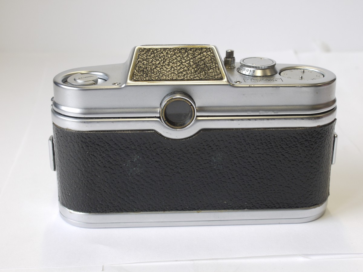 mwclassiccameras-20230526-31 Wray Wrayflex I 35mm SLR with base key wind (No.3494) + 50mm f2 Unilite screw mount lens (No.100955) with front cap & ER case