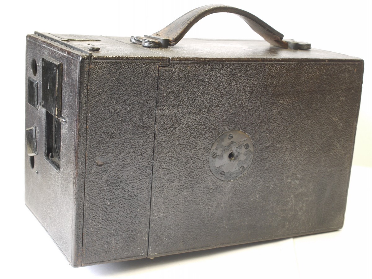 mwclassiccameras-20230526-94 Newman & Guardia Universal Pattern B Half Plate Detective Box camera c1905-13, complete with lens & handle