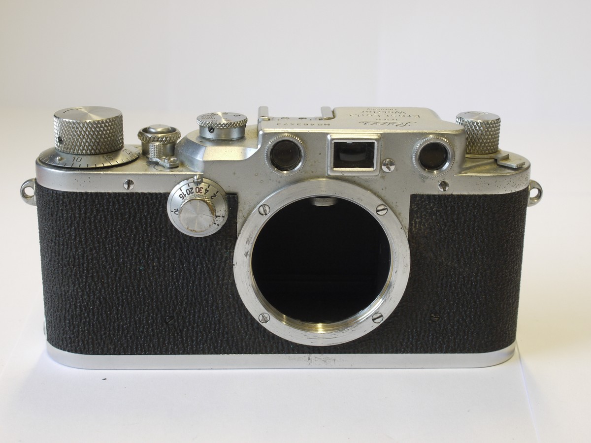 mwclassiccameras-20230602-123 Leica IIIc chrome body (No.463473) with sharkskin covering