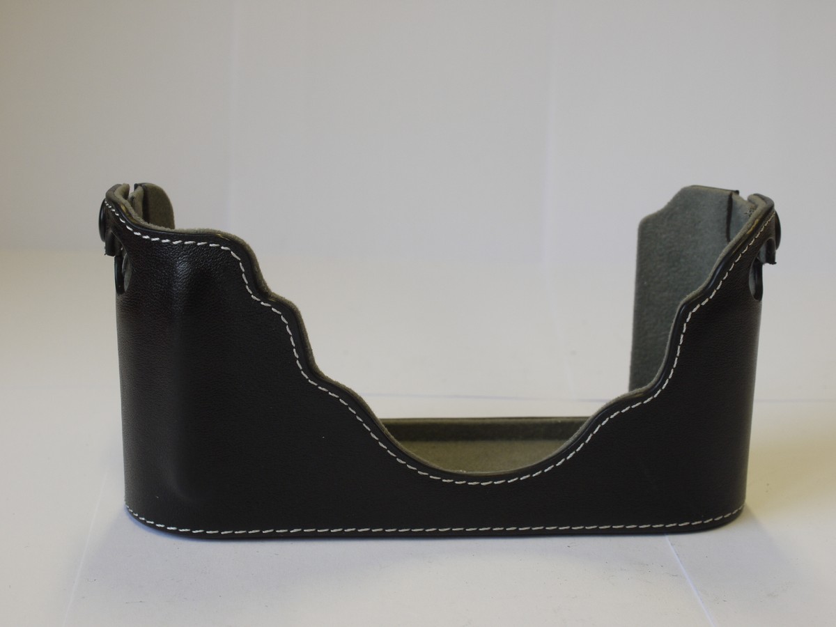 mwclassiccameras-20230602-147 Leica Black leather type case base, black with Grey inner lining, for Monochrom camera