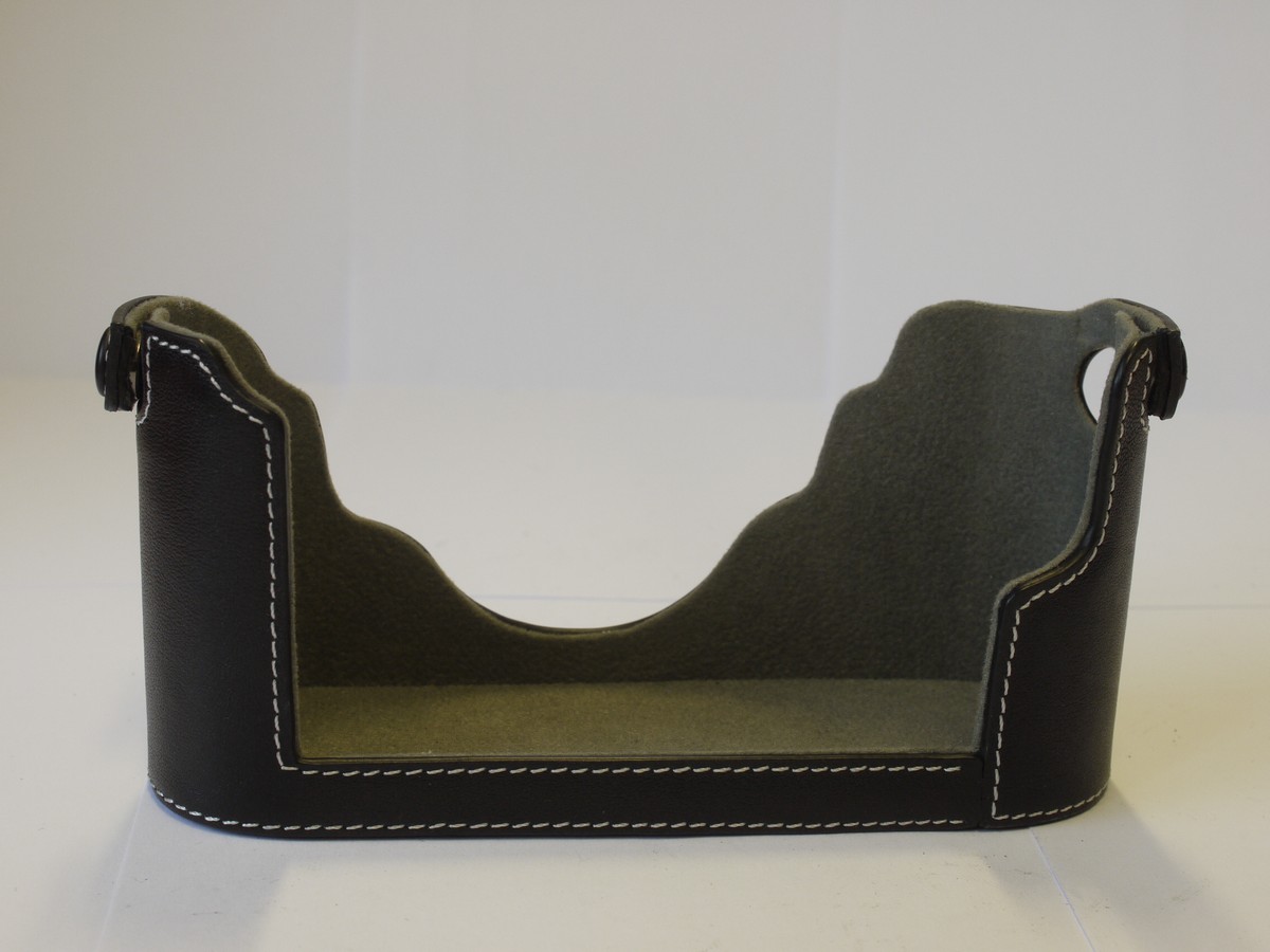 mwclassiccameras-20230602-148 Leica Black leather type case base, black with Grey inner lining, for Monochrom camera