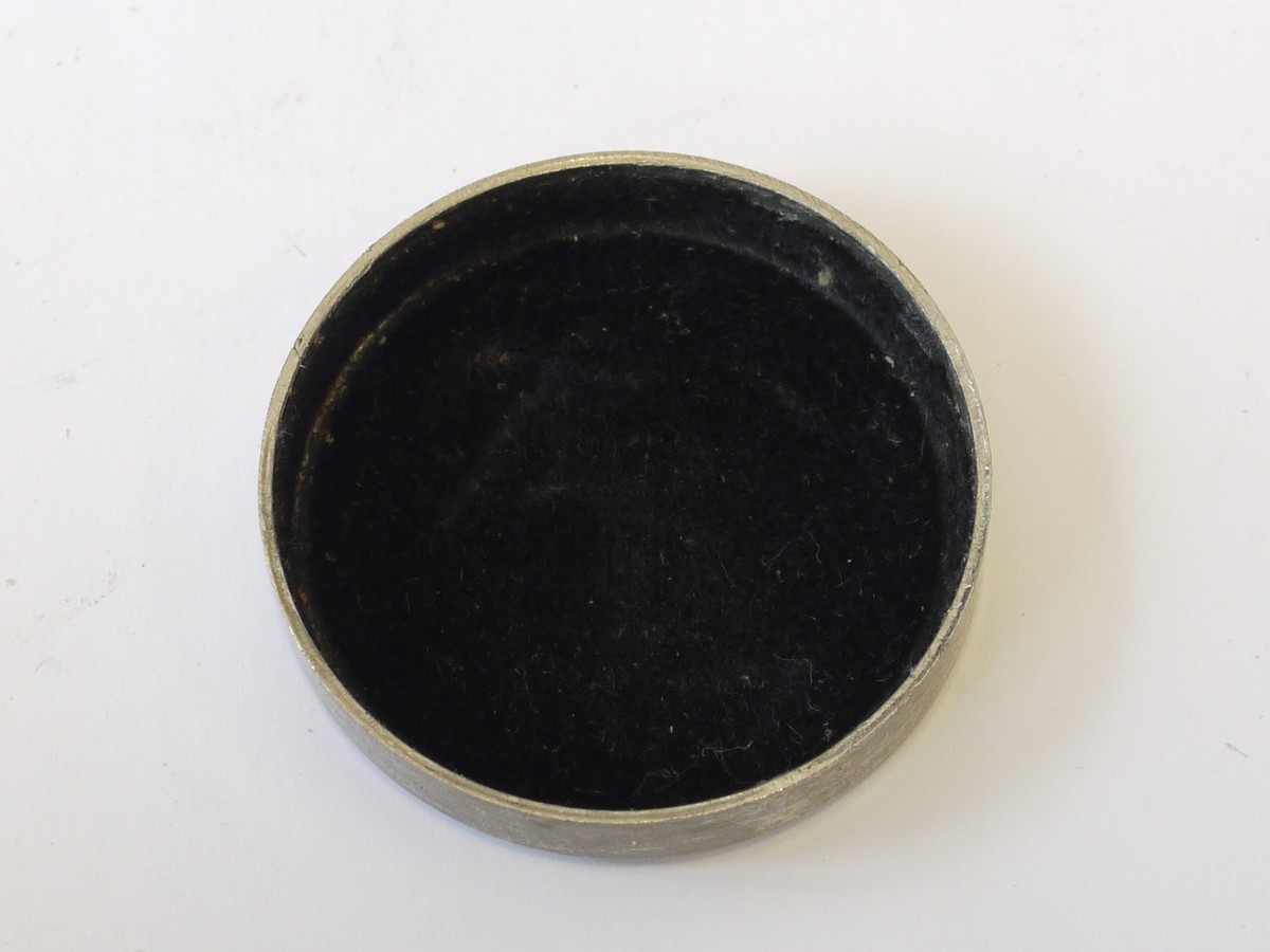mwclassiccameras-20230609-127 Independent made Vintage A36 push-on white metal lens cap with felt inlay. Fits ealry Leica L39 lenses
