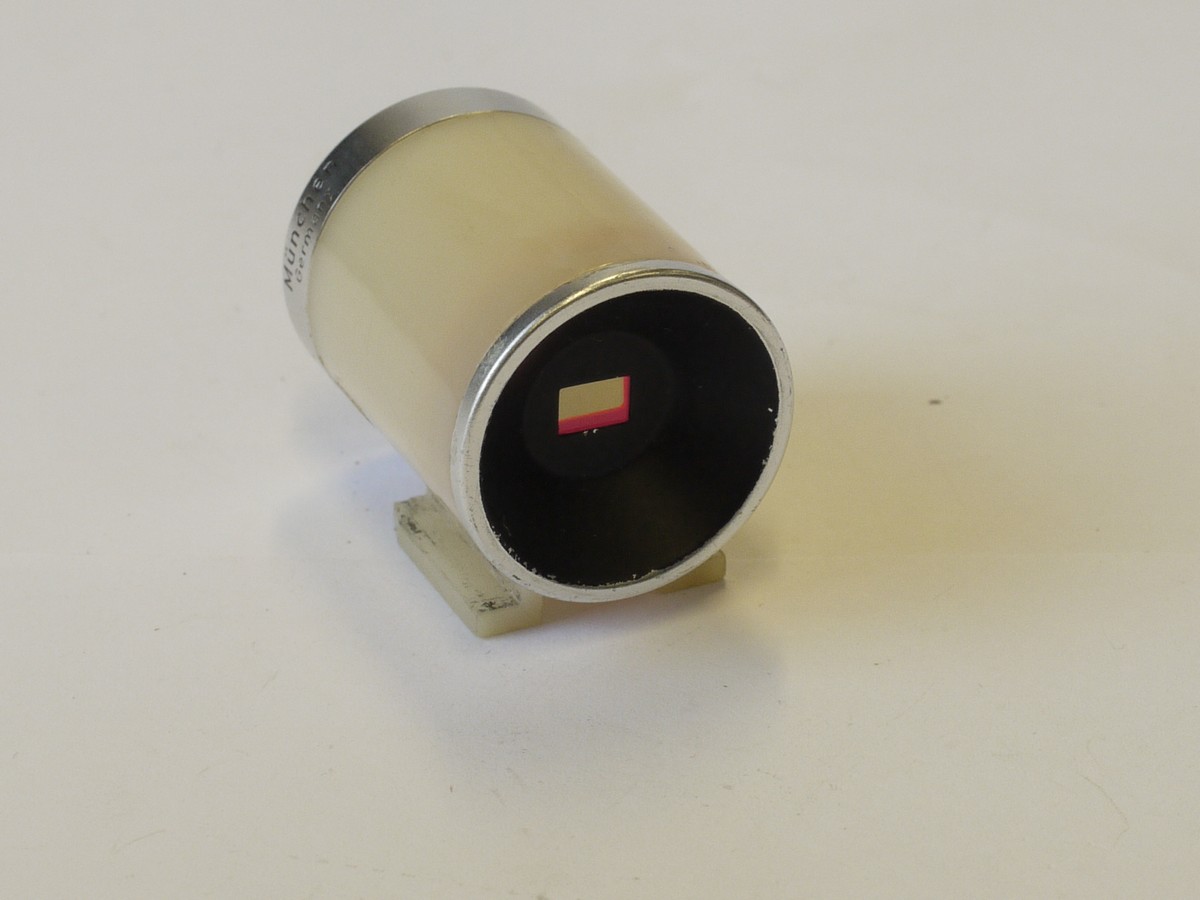 mwclassiccameras-20230616-169 Steinheil Munchen 135mm optical bright-line shoe finder, Yellow plastic casing with chrome trim