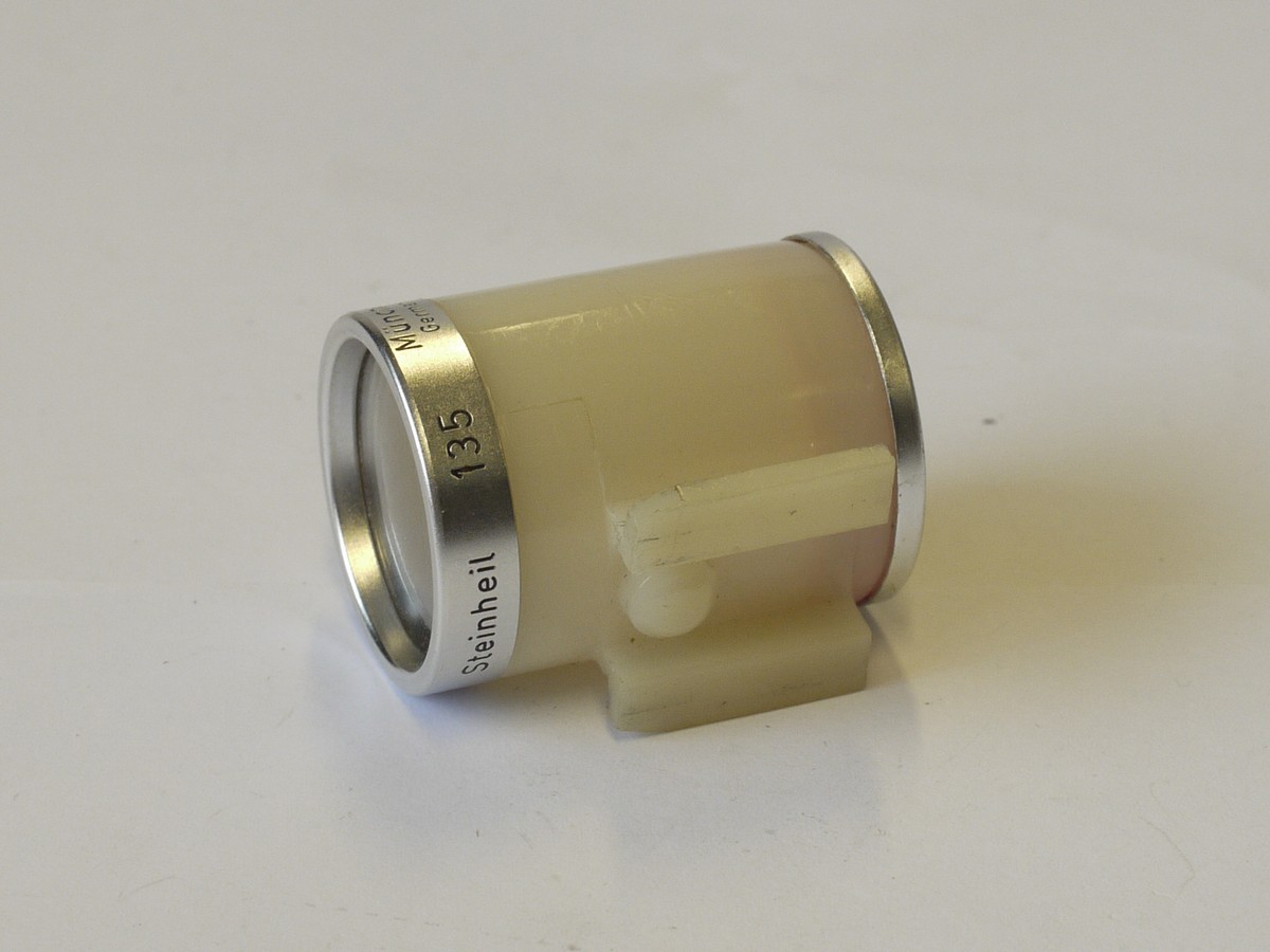 mwclassiccameras-20230616-170 Steinheil Munchen 135mm optical bright-line shoe finder, Yellow plastic casing with chrome trim