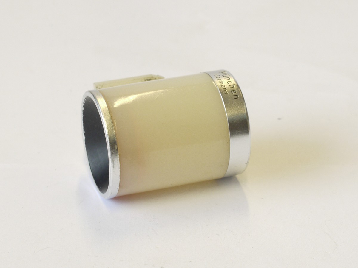 mwclassiccameras-20230616-171 Steinheil Munchen 135mm optical bright-line shoe finder, Yellow plastic casing with chrome trim