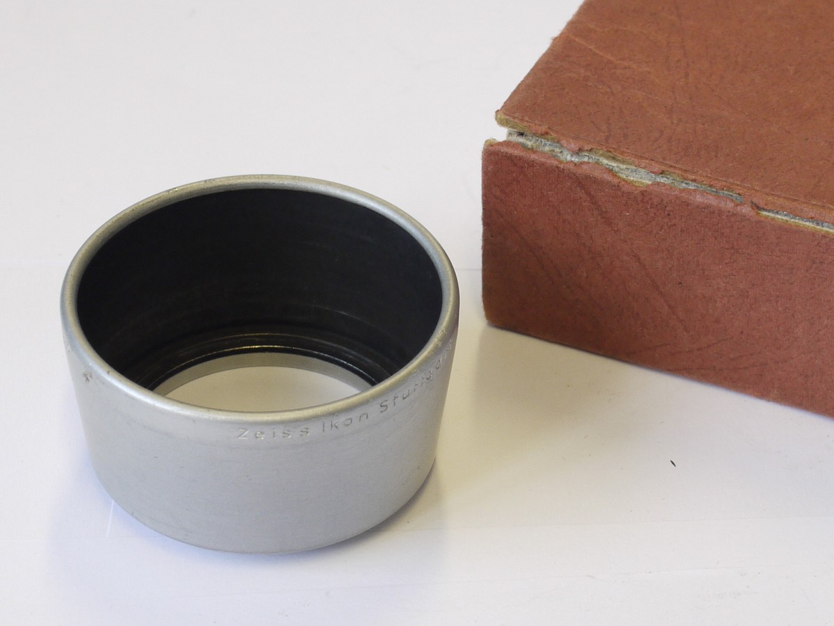 mwclassiccameras-20230707-160 Zeiss Ikon S40.5mm screw-in white metl lens hood (1118) + makers box