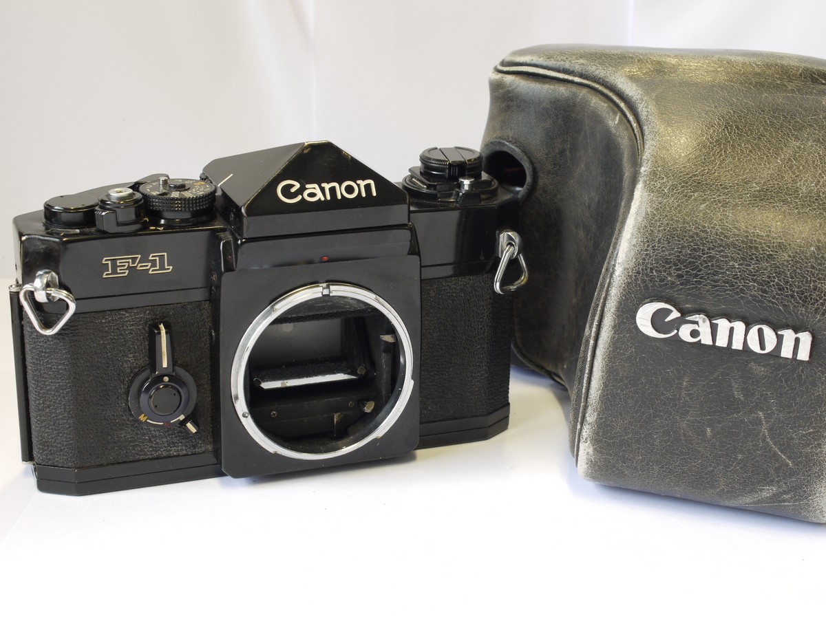 mwclassiccameras-20230721-45 Canon F-1 Original with prism finder + Canon ER case base part