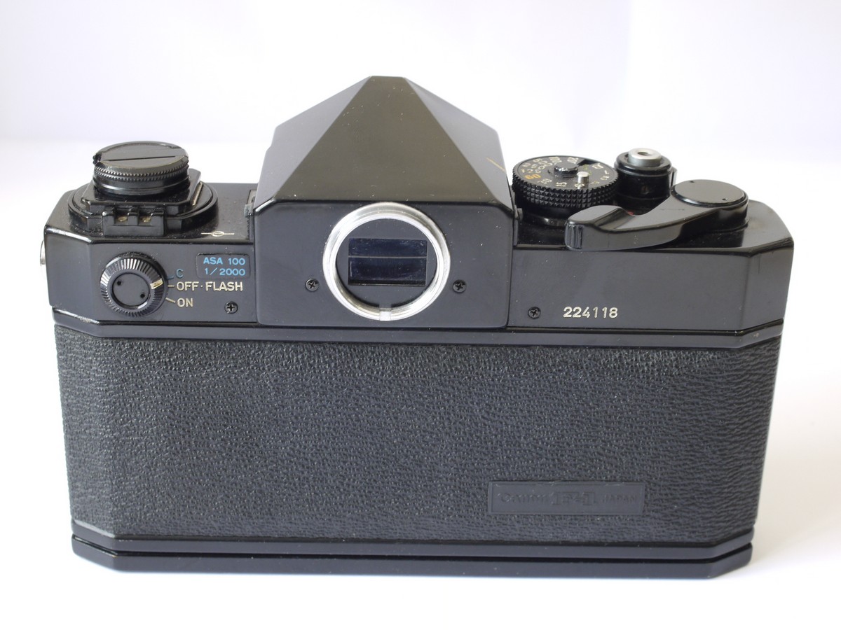 mwclassiccameras-20230721-47 Canon F-1 Original with prism finder + Canon ER case base part
