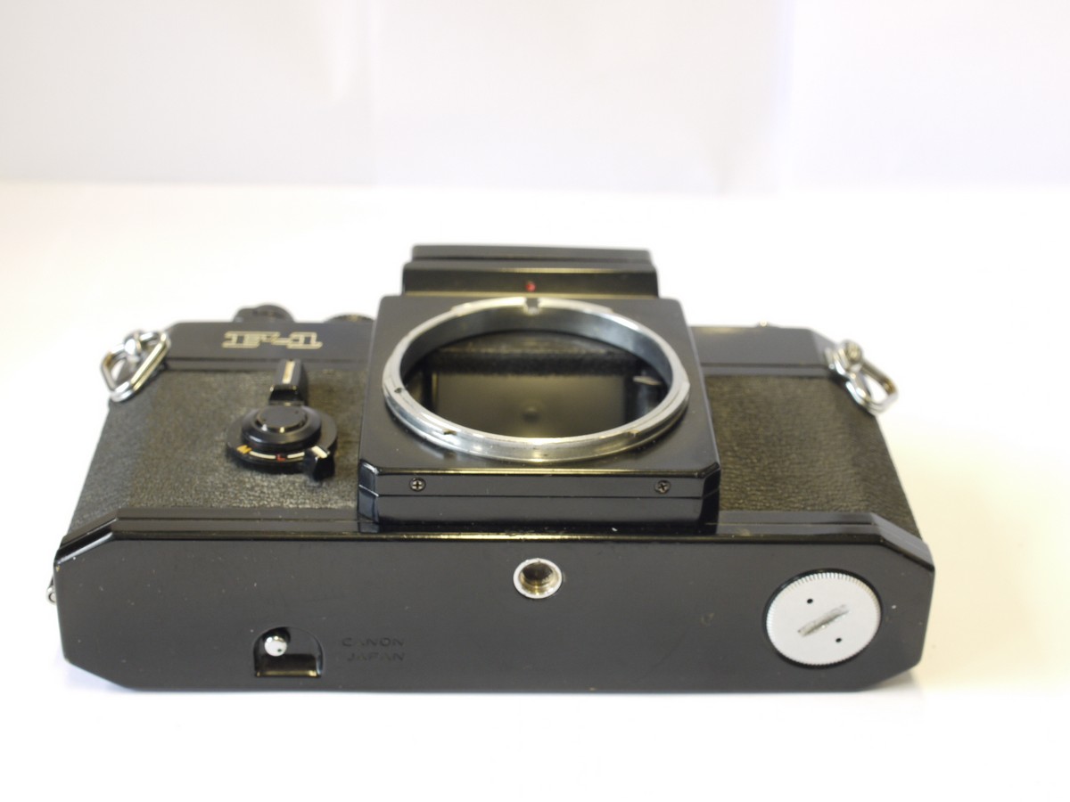 mwclassiccameras-20230721-49 Canon F-1 Original with prism finder + Canon ER case base part