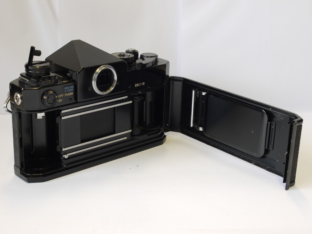 mwclassiccameras-20230721-50 Canon F-1 Original with prism finder + Canon ER case base part