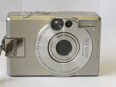 Canon IXUS Digital 330 2MP Low Resolution compact camera with 5.4-16.2mm f2.7-4.7 Canon zoom lens, with Battery & strap