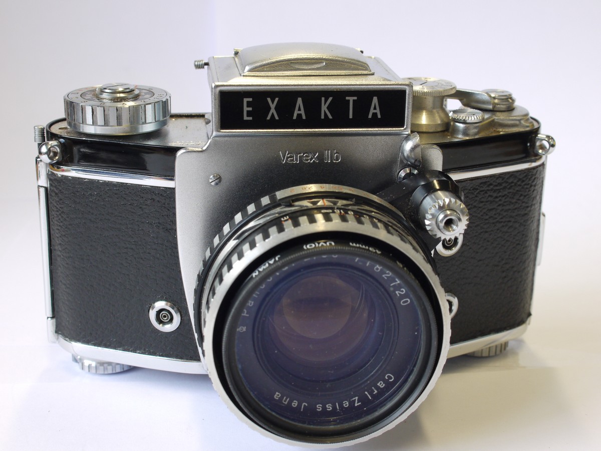 mwclassiccameras-20230818-128 Exakta Varex Iib 35mm SLR with waistlevel finder + Carl Zeiss Jena 50mm f2 Pancolar lens & ER case