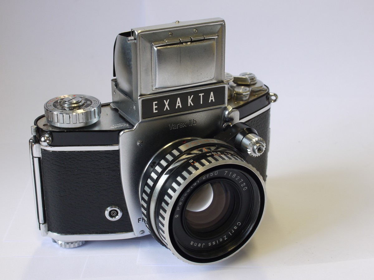 mwclassiccameras-20230818-132 Exakta Varex Iib 35mm SLR with waistlevel finder + Carl Zeiss Jena 50mm f2 Pancolar lens & ER case