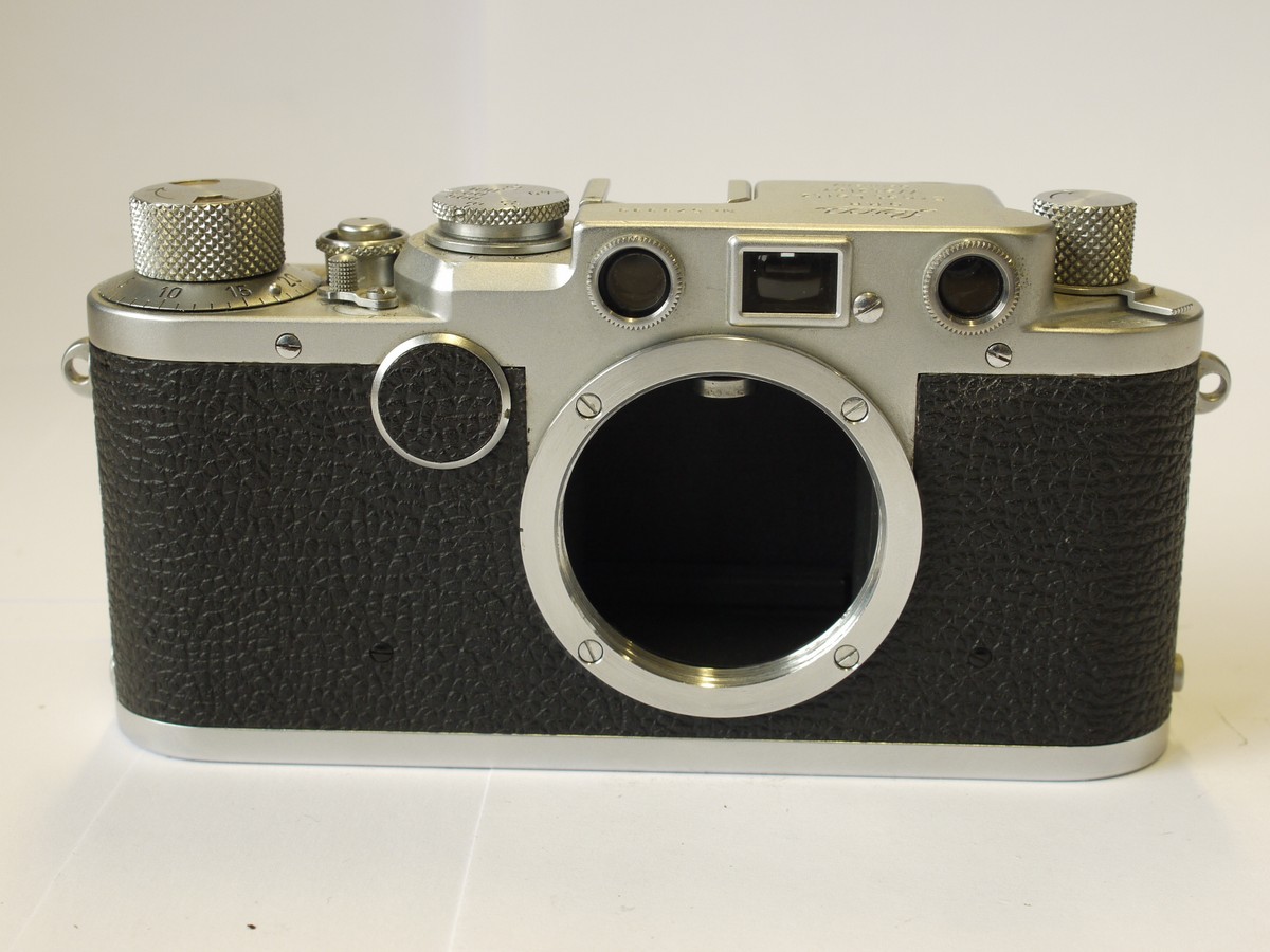 mwclassiccameras-20230818-37 Leica IIf Red Dial chrome body (No.573339)