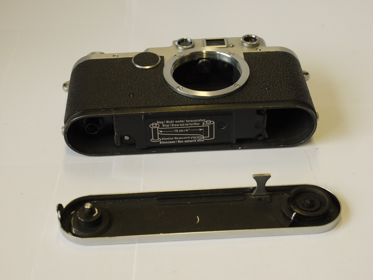 mwclassiccameras-20230818-41 Leica IIf Red Dial chrome body (No.573339)
