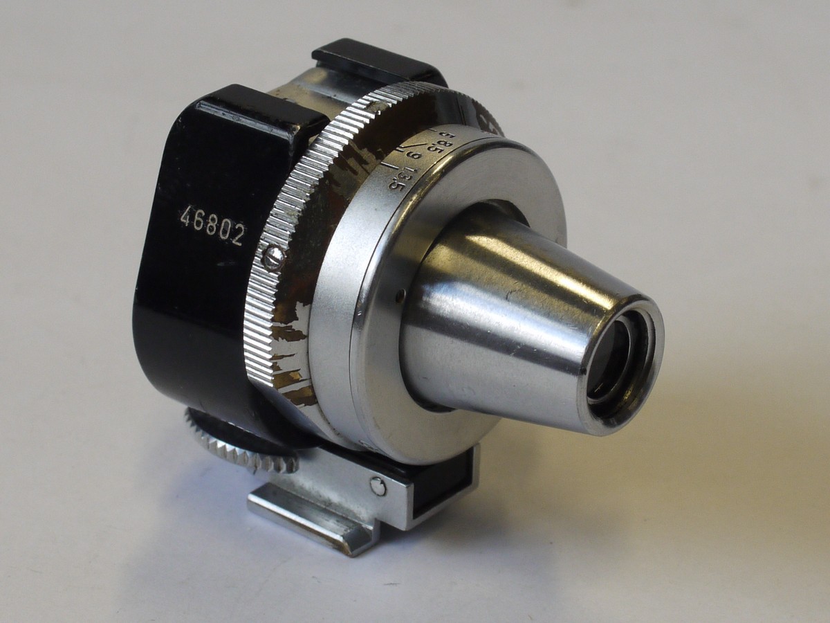 mwclassiccameras-20230825-122 Leitz Universal Multi Shoe finder, black & chrome, for 35, 50, 85, 90 & 135mm (VIOOH). NON-WORKING
