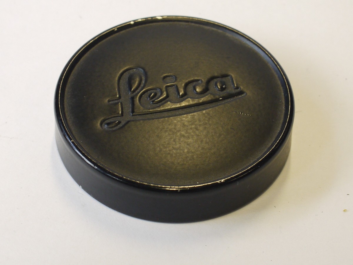 mwclassiccameras-20230825-162 Leitz "Leica" A42 push-on black metal front lens cap with Red felt edge inlay