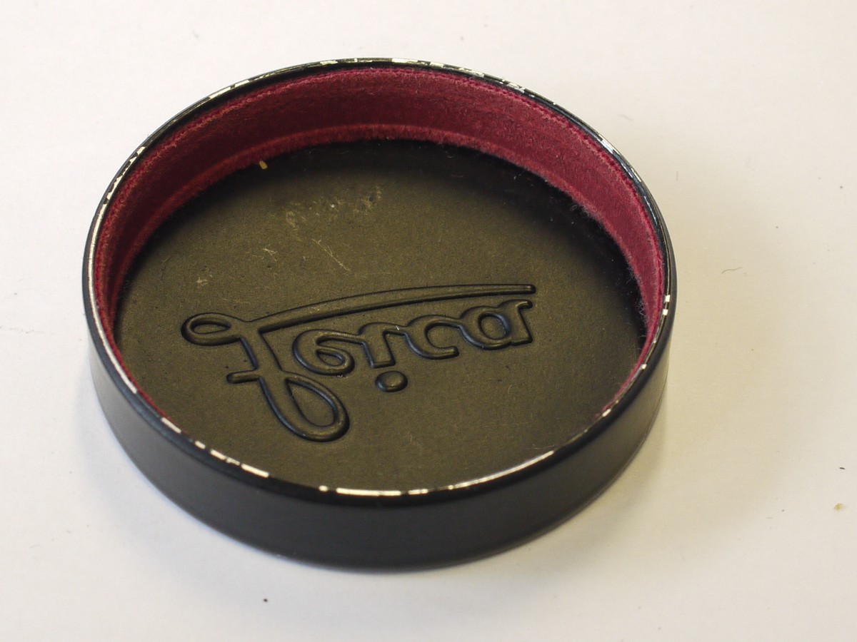 mwclassiccameras-20230825-163 Leitz "Leica" A42 push-on black metal front lens cap with Red felt edge inlay