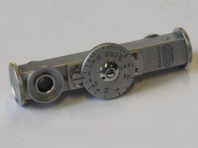 Leitz short base shoe rangefinder, chrome (FOKOS), scale in feet. Vertical use