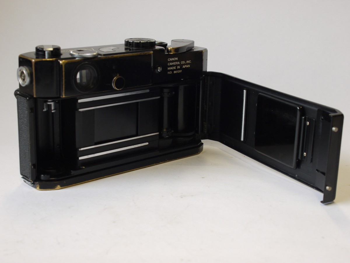 mwclassiccameras-20230901-37 Canon 7 BLACK PAINT Selenium metered Leica Copy + Canon 50mm f1.8 BLACK lens with black front face. RARE BLACK camera & lens