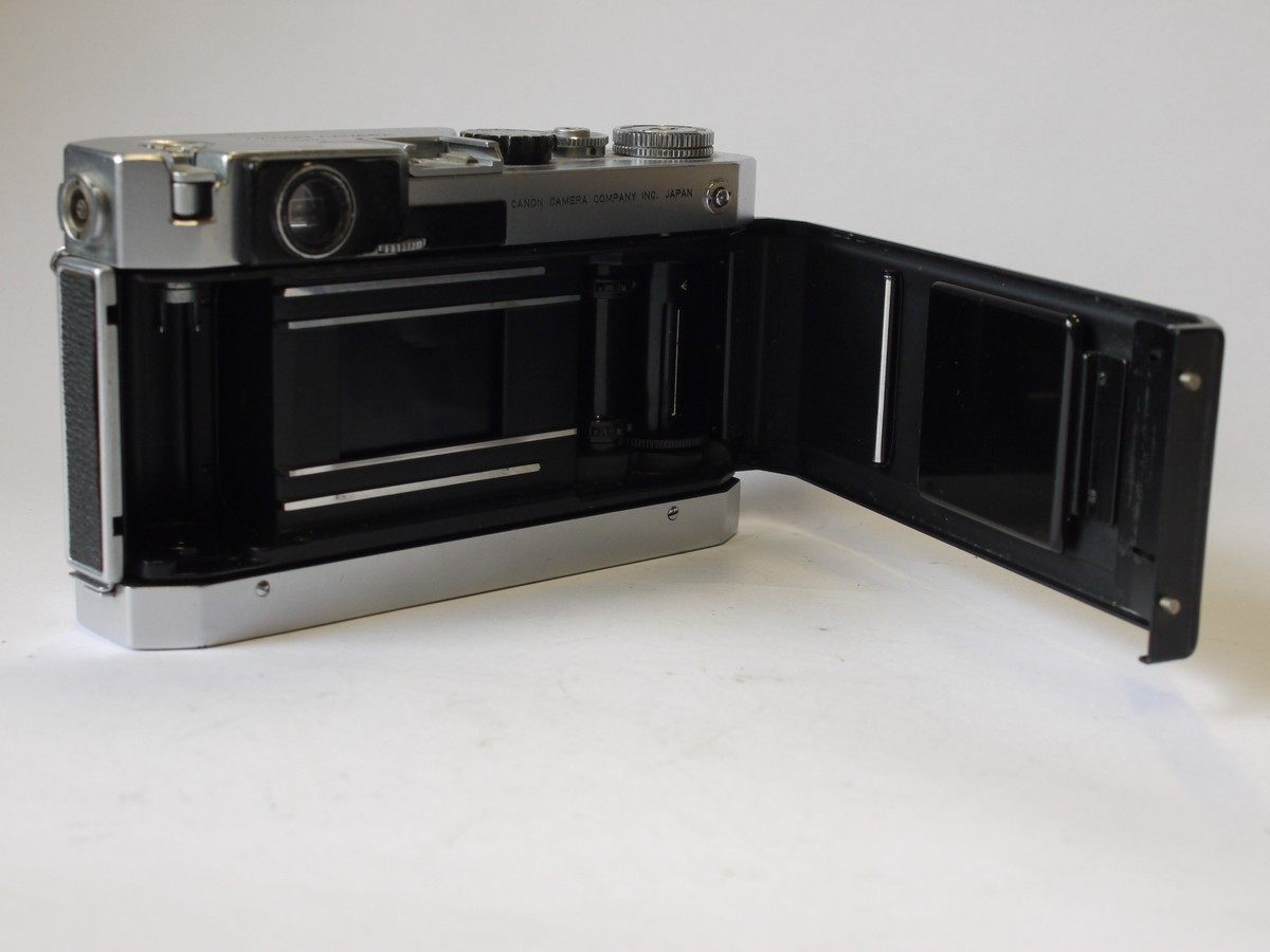 mwclassiccameras-20230901-6 Canon VI-T chrome Leica Copy with base lever wind + Canon 50mm f1.8 black & chrome lens L39