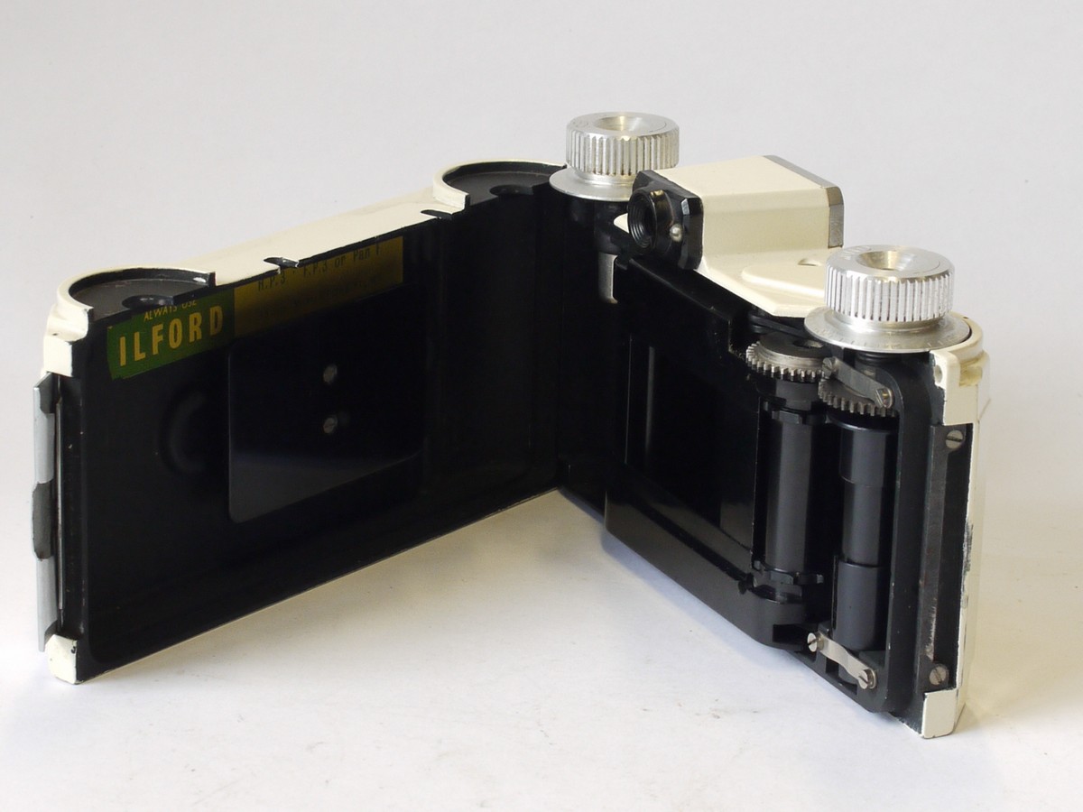 mwclassiccameras-20230901-60 Ilford Advocate 35mm white enamelled camera with Wray 35mm f3.5 Lustrar lens UNCOMMON WITH WRAY LENS
