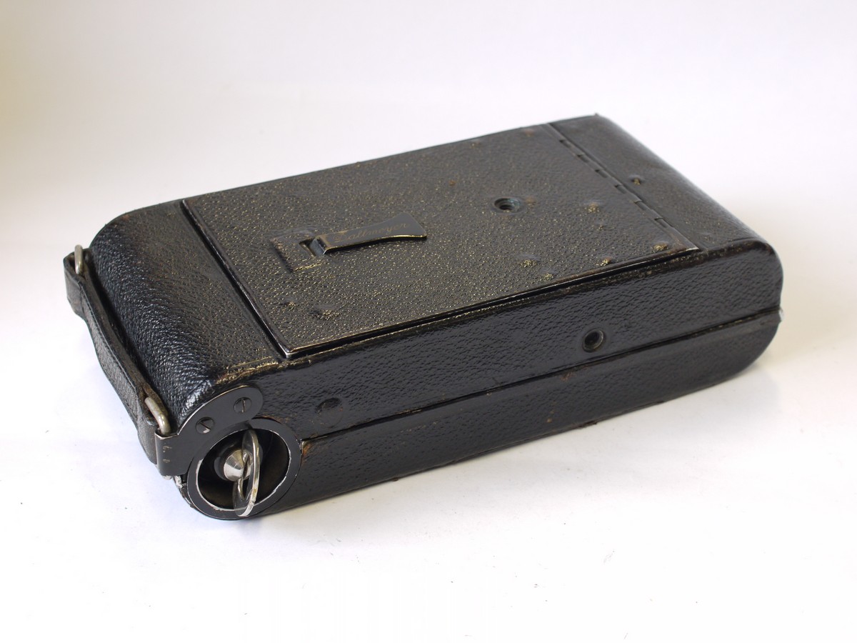 mwclassiccameras-20230908-124 Dallmeyer Rollfilm Speed Camera 6x9 on 120 Rollfilm camera c1920-29 with updard front movement, with 4 1/4 inch f2.9 Pentac lens in Compur shutter. RARE