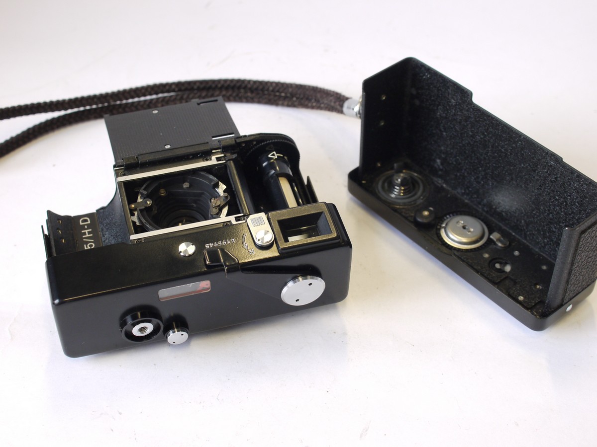 mwclassiccameras-20230908-131 Rollei 35 CDS metered compact camera, black, with 40mm f3.5 Tessar collapsible lens, with Rollei front cap & wrist strap