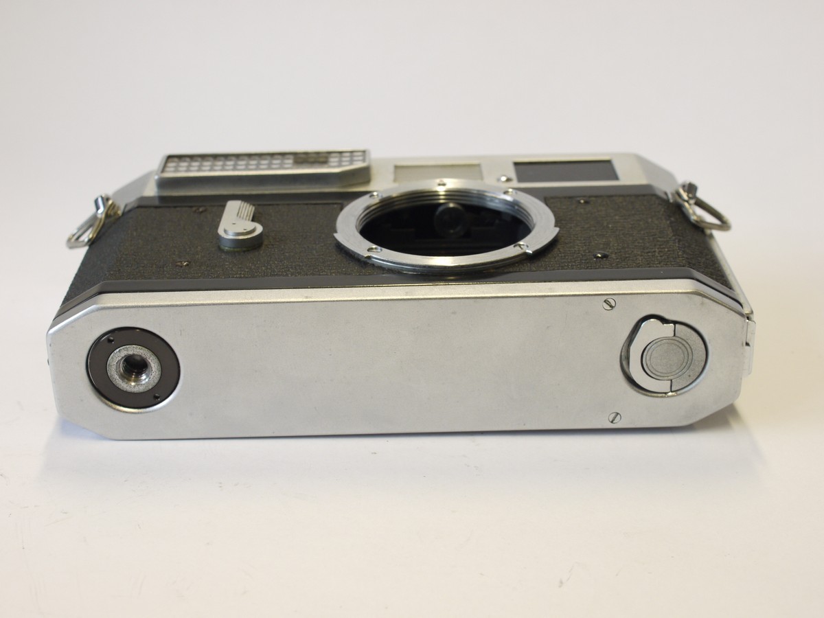 mwclassiccameras-20230922-129 Canon 7 Leica Copy body, selenium cell metered (No.858267)