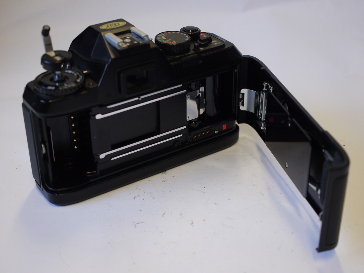 mwclassiccameras-20230929-105 Nikon F-501 35mm AF SLR + Nikon 35-70mm f3.3-4.5 AF Nikkor with Nikon front cap