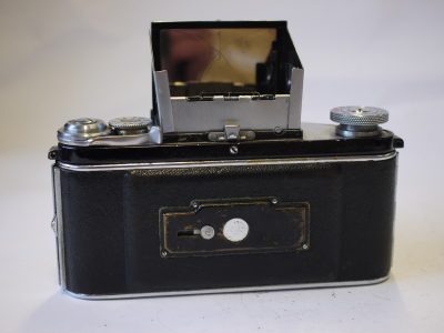Exakta B Vest Pocket 6x4cm 127 camera, chrome + Carl Zeiss Jena 7.5cm f2.8 Tessar interchangeable lens + black metal front lens cap