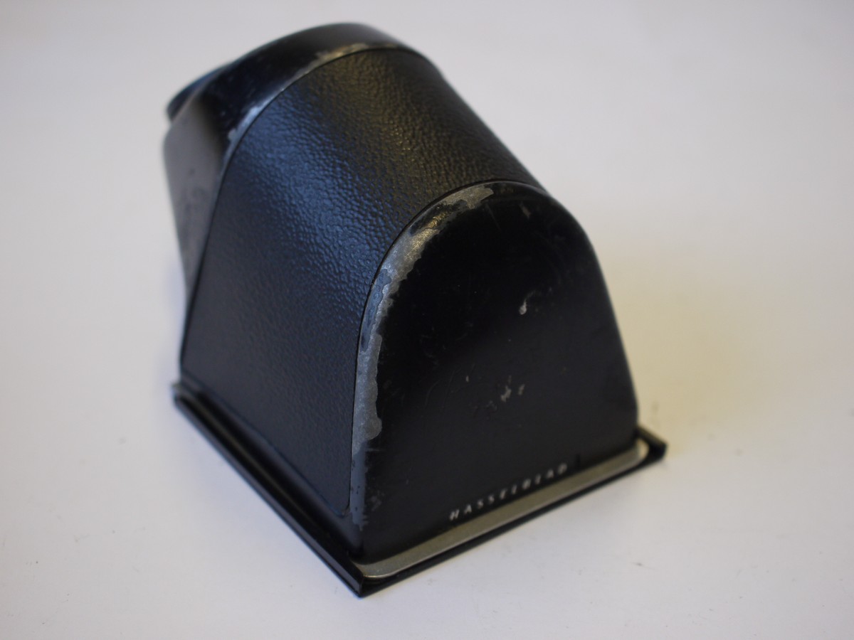 mwclassiccameras-20230929-228 Hasselblad 45 degree Prism finder for V type cameras + base cover