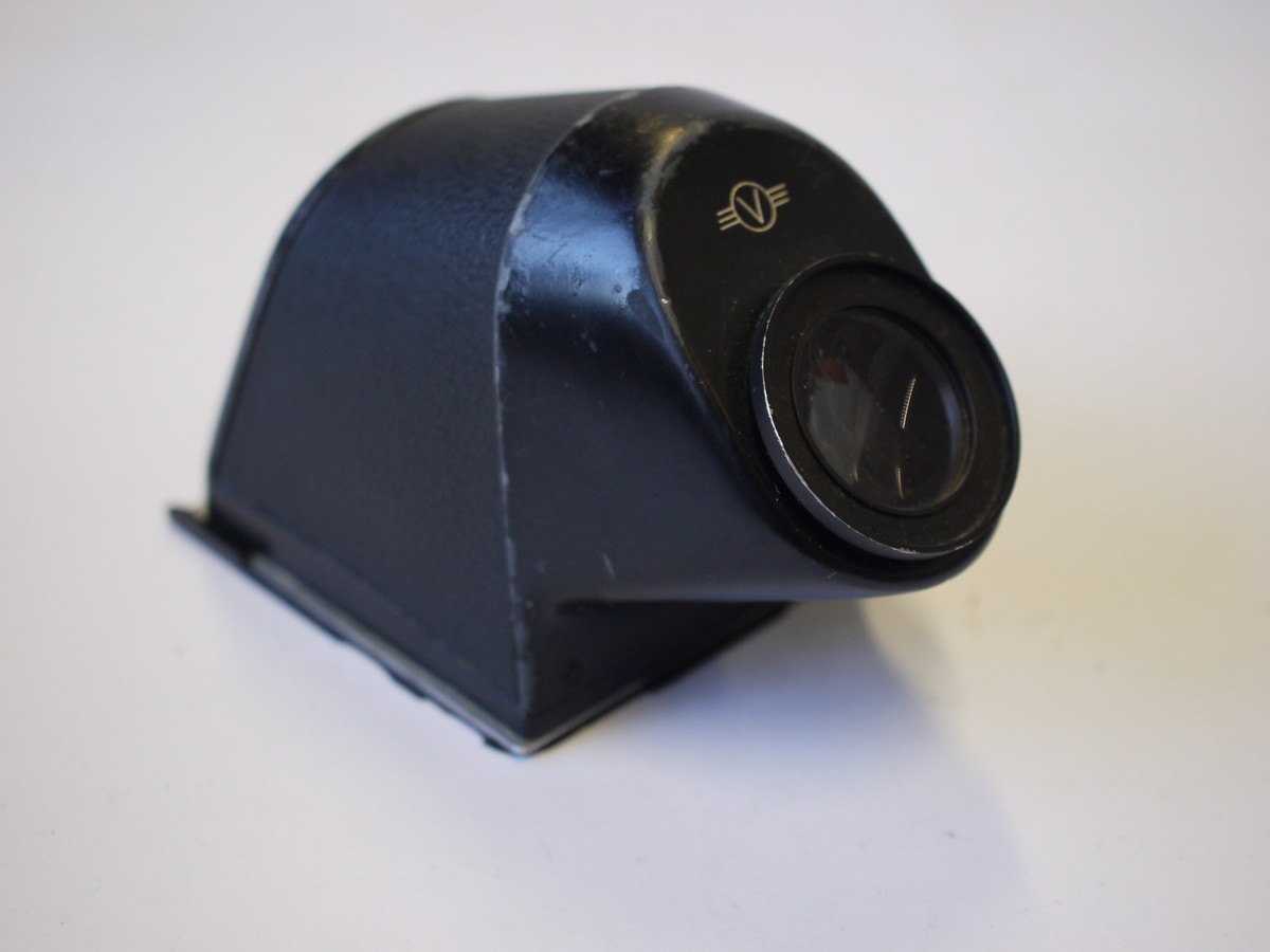 mwclassiccameras-20230929-229 Hasselblad 45 degree Prism finder for V type cameras + base cover