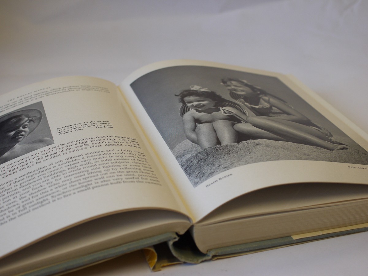 mwclassiccameras-20230929-336 Rollei Manual - The Complete Book of Twin-Lens Photography by Alec Pearlman, 4th Edition c1960. Hardbound with dust cover. 432 pages in English