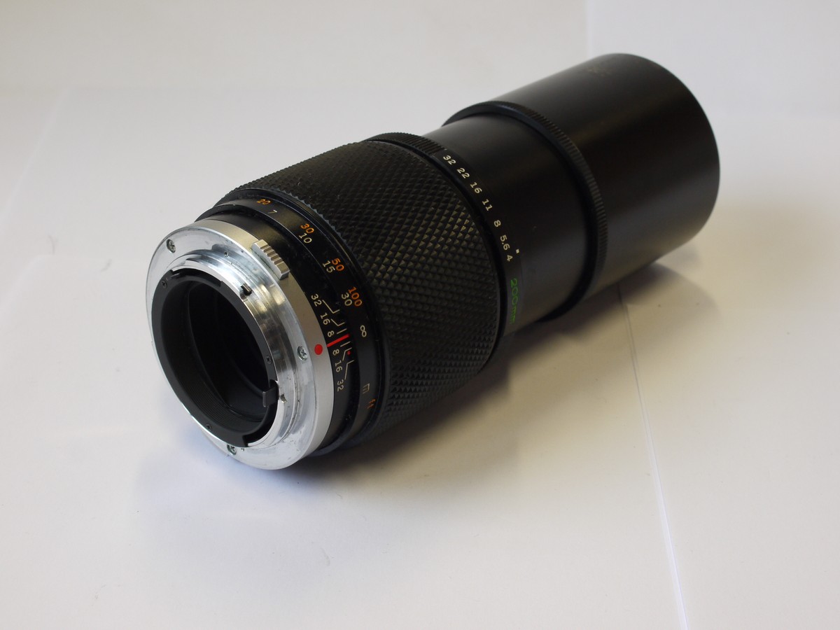 mwclassiccameras-20231020-165 Olympus 200mm f4 Zuiko MC Auto-T manual focus OM mount lens with built-in lens hood + rear cap