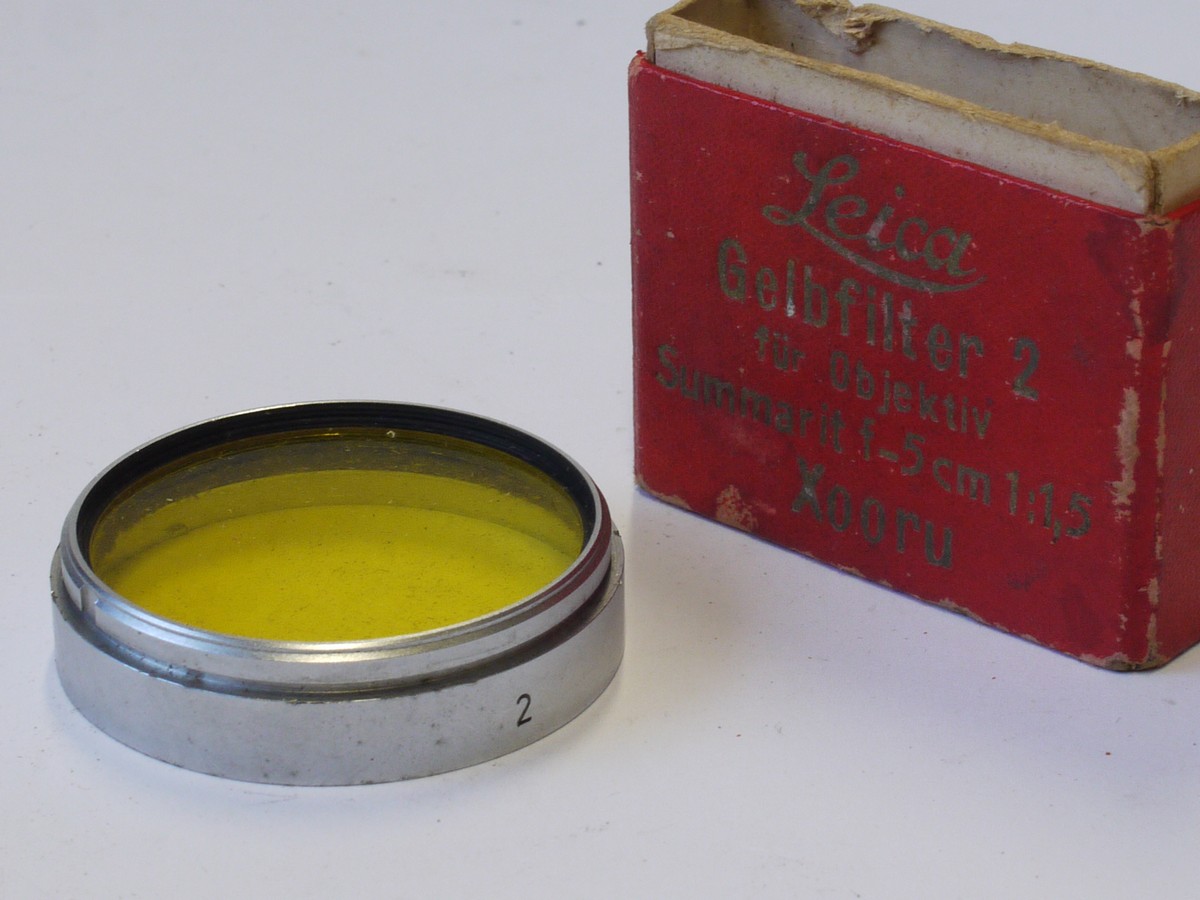 mwclassiccameras-20231020-351 Leitz Bayonet fitting Yellow 2 filter (XOORU), for 50mm f1.5 Summarit lenses + Leitz red box