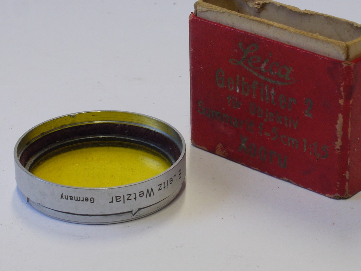 mwclassiccameras-20231020-352 Leitz Bayonet fitting Yellow 2 filter (XOORU), for 50mm f1.5 Summarit lenses + Leitz red box