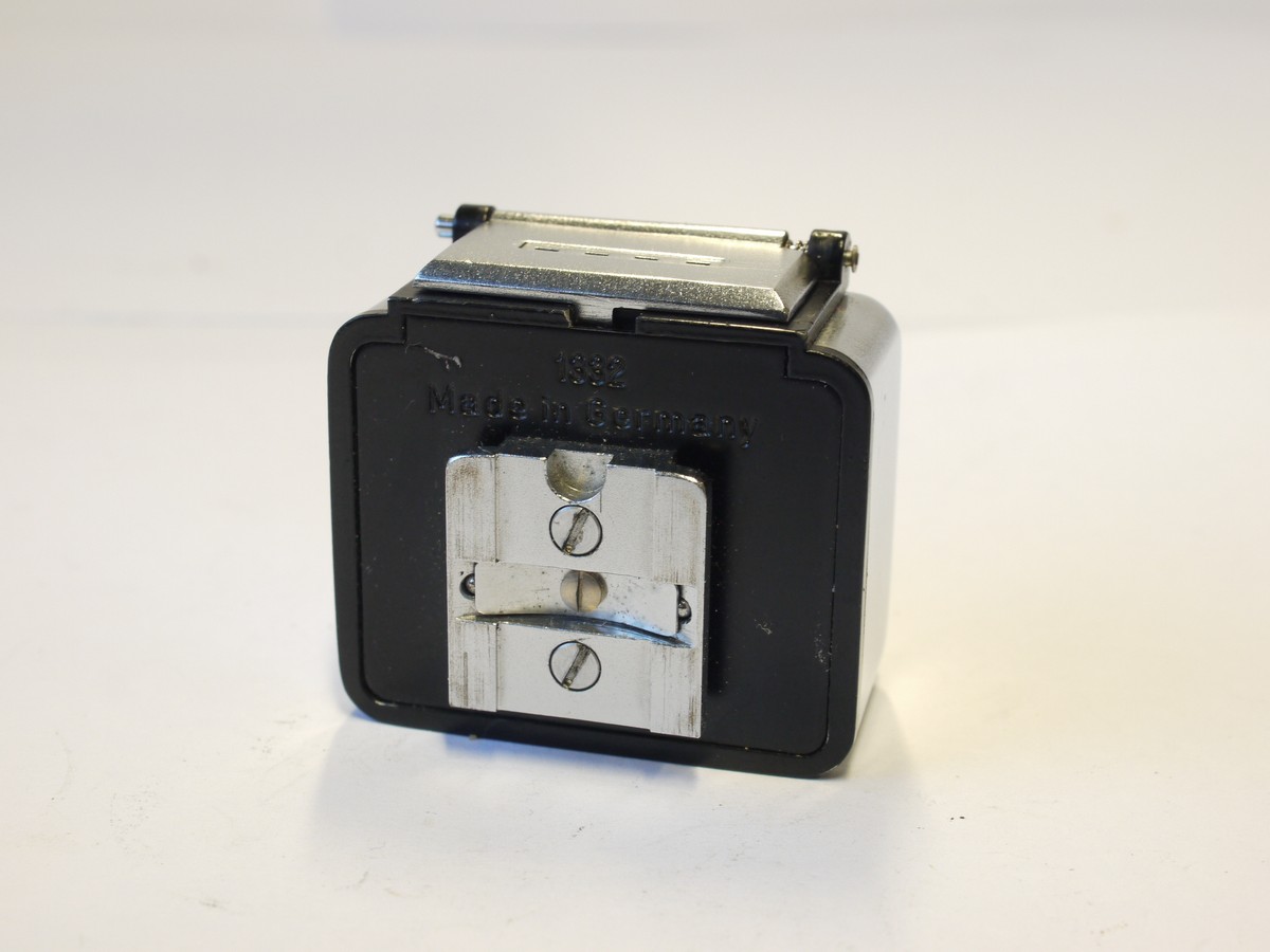 mwclassiccameras-20231027-393 Zeiss Ikon Ikophot selenium cell shoe mounting meter, with hinging cover (1332). UNCOMMON