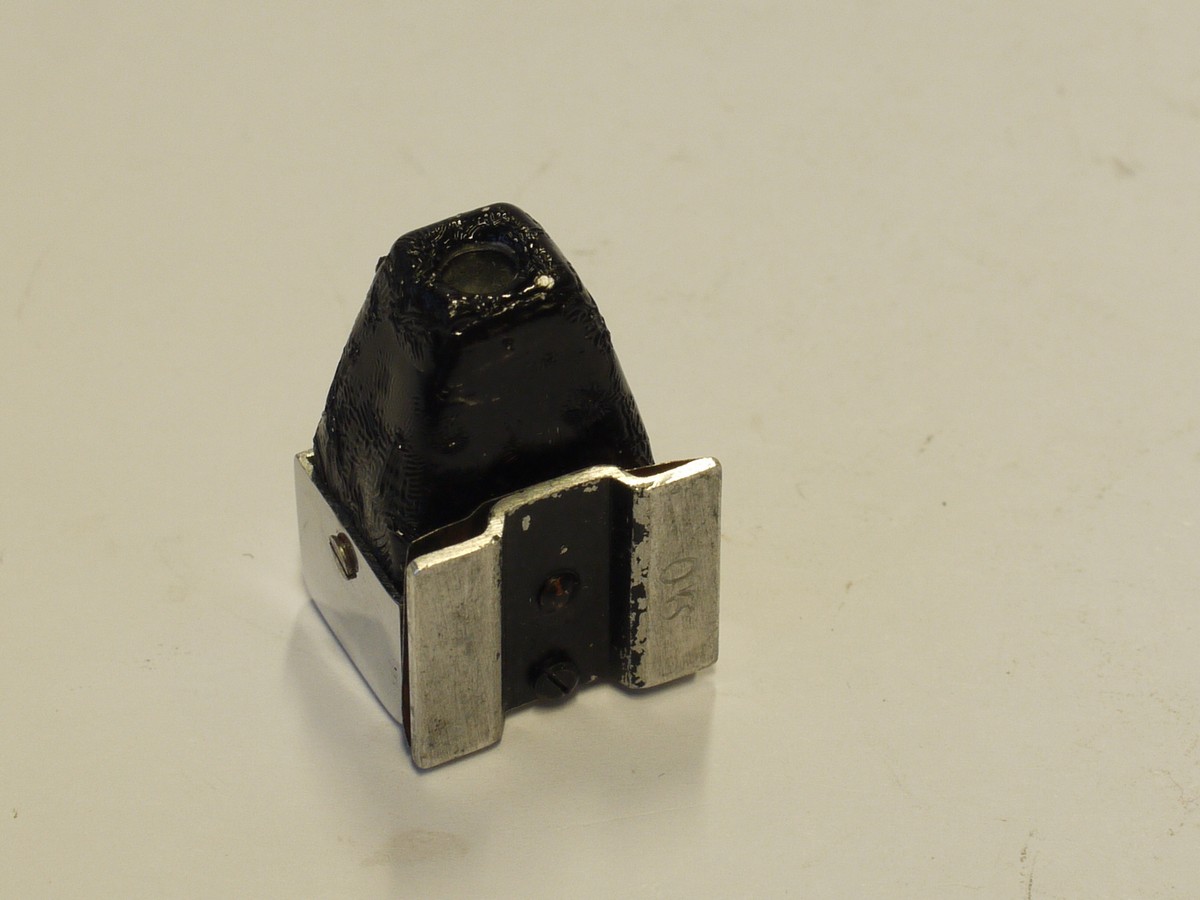 mwclassiccameras-20231027-489 Carlen Wide-angle optical shoe finder, compact chrome & black crackle casing. UNCOMMON